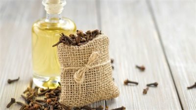 فوائد زيت القرنفل، يرطب البشرة الجافة ويعالج الآلام والالتهابات