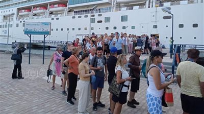 سفينة نرويجية عملاقة ترسو بميناء بورسعيد وعلى متنها 3428 سائحا (صور)