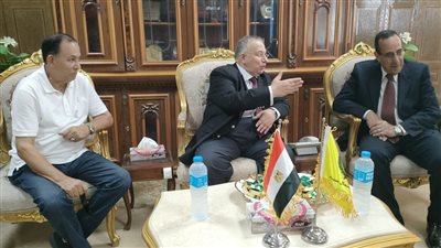 محافظ شمال سيناء يستقبل نقيب الأشراف خلال زيارته إلى العريش
