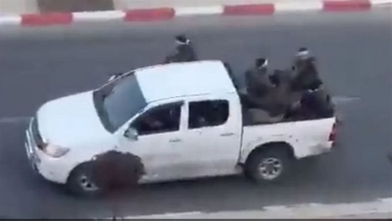 فلسطينيون يقنحمون