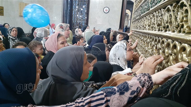 المتبركون على باب