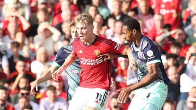 مانشستر يونايتد يحقق فوزا قاتلا على برينتفورد 1/2 في الدوري الإنجليزي 