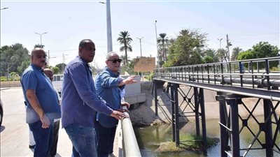 ألهم يتفقد مشروعات المياه والطرق والتعليم والأسواق بالأقصر والطود