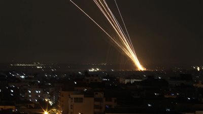 تل أبيب تحت القصف، كتائب القسام تدك إسرائيل بـ 150 صاروخا ردا على قصف برج غزة (فيديو)