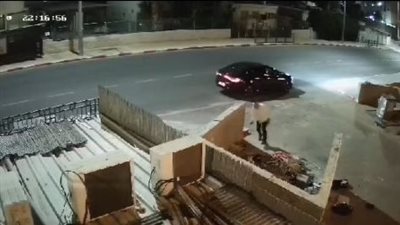 سمع صفارات الإنذار، إسرائيلي يهرب من سيارته ليفاجأ بصاروخ يسقط مكان اختبائه (فيديو)