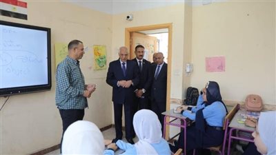 محافظ الجيزة يحضر طابور طلاب مدارس الجيزة (فيديو)