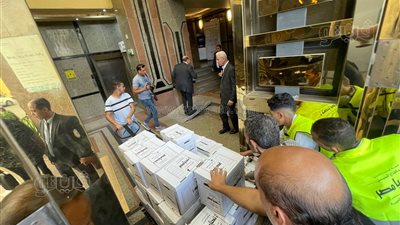 4 سيارات نقل تحمل توكيلات السيسي لهيئة الانتخابات (فيديو وصور)