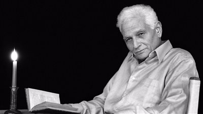 جاك دريدا، أبرز 5 أعمال للفيلسوف رائد التفككية في ذكرى رحيله 