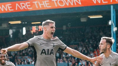 توتنهام يفوز 2-1 على كريستال بالاس ويغرد في صدارة الدوري الإنجليزي