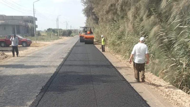 أعمال رصف طرق بمحافظة