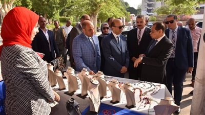  بتخفيضات 30%، رئيس جامعة أسيوط يفتتح معرض مستلزمات المدارس والأسرة المصرية