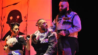 التمسك بالحياة رغم الشقاء والمعاناة في عرض 