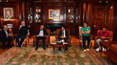 أشرف صبحي يلتقي فيتوريا وميكالي لبحث استعدادات المنتخبين الأول والأولمبي