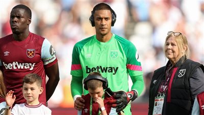 وراها قصة إنسانية، سر ارتداء حارس وست هام سماعات أذن أثناء نزوله أرضية الملعب (فيديو)