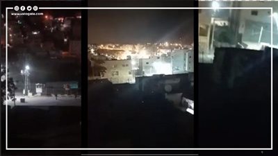  شاهد، فلسطيني يقتحم مستوطنة كريات في الخليل بجرافة ثقيلة ويهاجم جنود الاحتلال