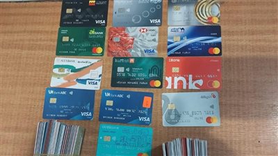  ضبط راكب بحوزته 117 كارت فيزا استغلها في خروج العملة الصعبة بمطار القاهرة