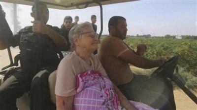 قصة العجوز المبتسمة التي أسرتها حماس في عملية طوفان الأقصى، حفيدتها تروي ما حدث