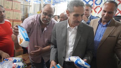 محافظ الغربية يتفقد معرض معا ضد الغلاء بحي ثان المحلة