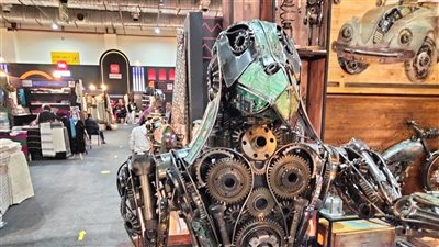 في حب كميت.. مهندس يعيد قطع الخردة إلى تماثيل لآلهة فرعونية: محدش ينسى تاريخه (فيديو) 