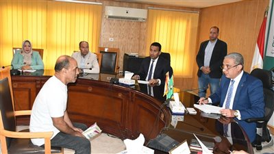فرص عمل وإعانات في لقاء خدمة المواطنين الأسبوعي لمحافظ الفيوم 