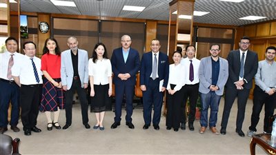 وفد من جامعة بكين لتكنولوجيا المعلومات يزور جامعة القناة لتطوير سبل التعاون (صور) 