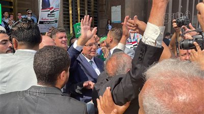 أنصار عبد السند يمامة يهتفون لفلسطين أمام الهيئة الوطنية للانتخابات