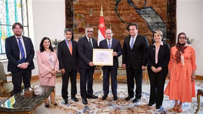 تفاصيل تسلم السيسي شهادة المستوى الذهبي على مسار القضاء على فيروس سي (صور)