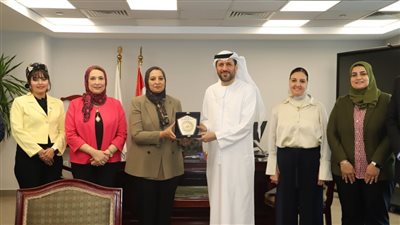 رئيس جامعة عين شمس تبحث سبل التعاون مع وفد الشارقة