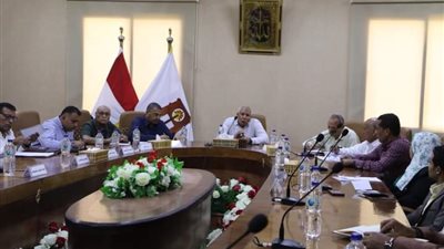 محافظ الوادي الجديد يعقد اجتماعًا مع المسئولين لبحث مبادرات خفض أسعار السلع