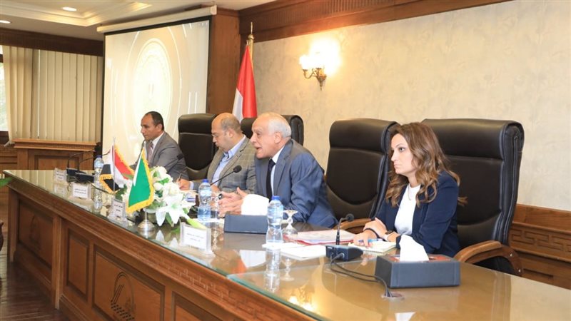 محافظ الجيزة يجتمع