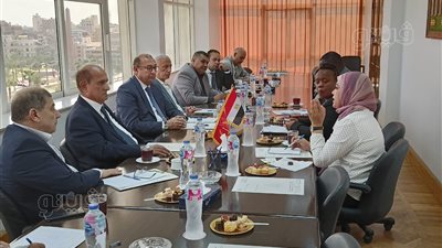 رئيس الغرفة التجارية ببورسعيد يناقش فرص الاستثمار المتاحة مع وفد سفارة كينيا (صور)