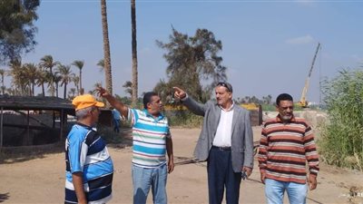 رئيس مركز أبو النمرس يكلف رؤساء وحدات القرى برفع القمامة بمحيط المدارس