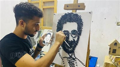 بعد بورتريه الفحم والشاي، شاب بالمنيا يواصل إبداعاته برسم أحمد حلمي بـ