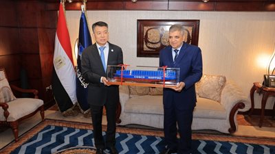 الفريق أسامة ربيع يلتقي وفد الخط الملاحي العالمي COSCO لبحث سبل التعاون المشترك