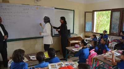 نائب محافظ الوادي الجديد تتابع انتظام العملية التعليمية بالمدارس (صور)