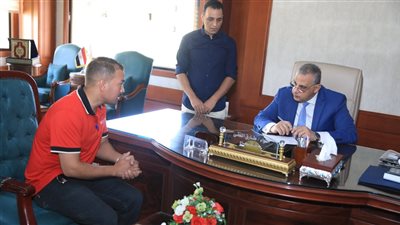 محافظ سوهاج يناقش شكاوى وطلبات 235 مواطنا 