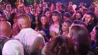 وصلة رقص لتامر عاشور وعروسته نانسي نور على أغنية مخاصماك (فيديو) 