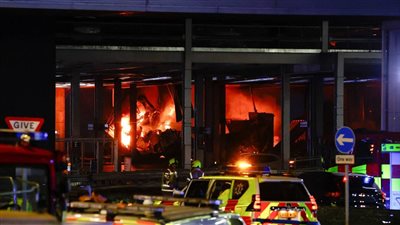 حريق ضخم في مطار لندن لوتن وتعليق جميع الرحلات الجوية