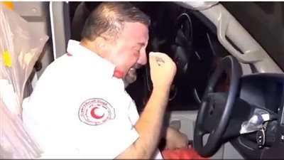 مشهد كفيل بهز ضمير العالم، سائق سيارة إسعاف يبكي بحرقة ضحايا القصف الإسرائيلي (فيديو)