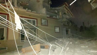 إسرائيل تقصف وتدمر مبنى يضم مؤسسات حكومية في رفح جنوب غزة (صور)