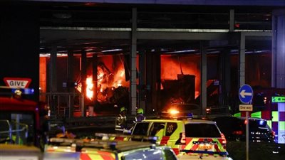 بعد تعليق كل الرحلات الجوية، اللقطات الأولى لحريق مطار لوتون اللندني (فيديو)