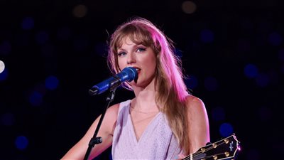 فيلم Eras Tour لتايلور سويفت يحقق 100 مليون دولار من مبيعات التذاكر