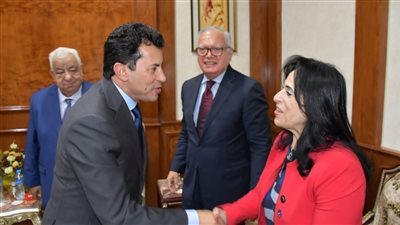 صبحي يناقش عددًا من الملفات مع اللجنة العليا لوحدة السياسات وتطوير الأعمال بالوزارة