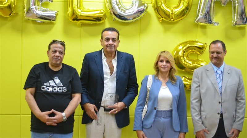 آداب عين شمس، فيتو