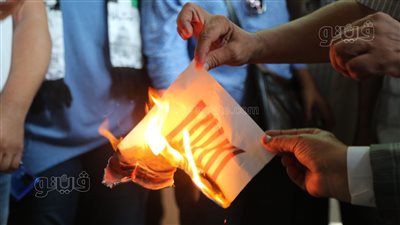 حرق علم إسرائيل ضمن فعاليات يوم التضامن مع فلسطين بنقابة الصحفيين (فيديو وصور)