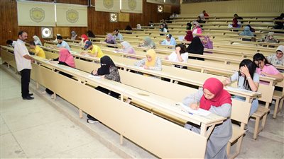 925 طالبا يؤدون امتحانات القبول للإلتحاق بالتعليم المدمج في جامعة سوهاج