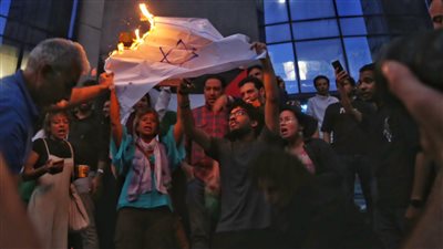 وفقة احتجاجية على سلالم نقابة الصحفيين تضامنًا مع الشعب الفلسطيني (فيديو وصور) 