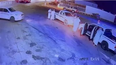 أول فيديو لحادث الدهس المتعمد وتبادل لإطلاق النار بأسلحة رشاشة في السعودية