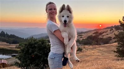 تحطمت حياتي وأشعر بالضياع، قصة صانعة محتوى تتجول حول العالم بدراجة نارية بعد وفاة كلبها 