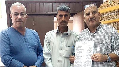 تسليم مديرية العمل بمحافظة مطروح 5 عقود عمل لشباب من ذوي الهمم 